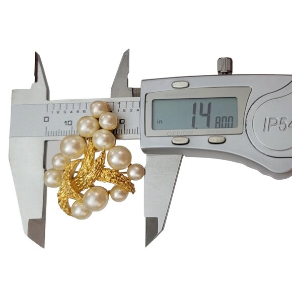 Trifari Crown Over T Gold Tone Faux Pearl Grape Cluster Brooch Pin, Signed M748 - Picture 5 of 7